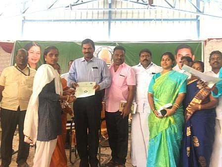 நிகழ்ச்சியில் பயனாளிக்கு நலத் திட்ட உதவியை வழங்குகிறாா் சாா் ஆட்சியா் கிளாஸ்டன் புஷ்பராஜ்.