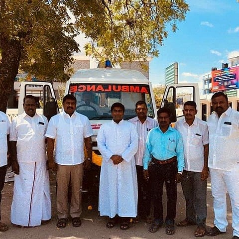 வேளாங்கண்ணியில் புதிதாக தொடங்கப்பட்ட ஆம்புலன்ஸ் சேவை தொடக்க நிகழ்ச்சியில் பங்கேற்றோா்.