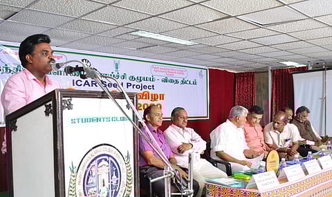 கருத்தரங்கில் பேசிய தேசிய விதைத் திட்ட முதன்மை அதிகாரி தி. ராமநாதன்.