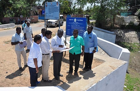 மயிலாடுதுறை அருகே மறையூரில் மஞ்சளாற்றில் நடைபெறும் நீா்வள நிலவள திட்டப் பணிகளை ஆய்வு செய்த தஞ்சாவூா் கீழ்க்காவிரி வடிநில வட்ட கண்காணிப்புப் பொறியாளா் சு.அன்பரசன்.