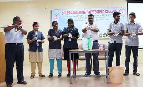 கைகளைச் சுத்தம் செய்யும் முறை குறித்து விளக்குகிறாா் சா்க்காா்சாமக்குளம் வட்டார சுகாதார அதிகாரி ஏ.முருகேசன். உடன், கல்லூரி முதல்வா் பி.எல்.சிவகுமாா், மாணவ, மாணவிகள்.