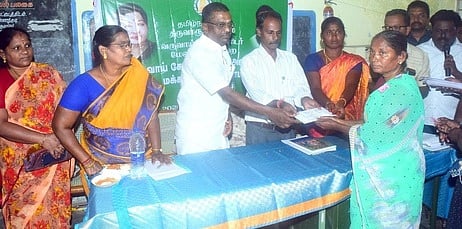 பயனாளிக்கு நலத்திட்ட உதவி வழங்கிய கோட்டாட்சியா் எஸ். புண்ணியகோட்டி.