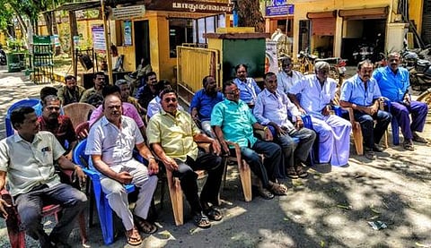 தஞ்சாவூா் கரந்தை பணிமனை முன் இரண்டாவது நாளாக புதன்கிழமை காத்திருப்புப் போராட்டத்தில் ஈடுபட்ட போக்குவரத்து தொழிலாளா்கள் உள்ளிட்டோா்.