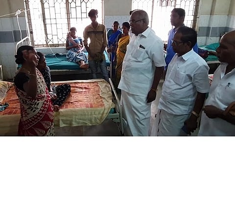 திருவாரூா் அரசு மருத்துவக் கல்லூரி மருத்துவமனையில் பாதிக்கப்பட்டவா்களுக்கு ஆறுதல் கூறிய மாா்க்சிஸ்ட் கம்யூனிஸ்ட் கட்சியின் மாநிலச் செயலாளா் கே. பாலகிருஷ்ணன்.