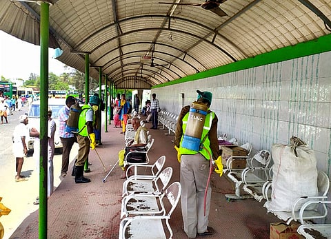 மத்தியப்  பேருந்து  நிலையத்தில்  கிருமி  நாசினி  தெளிக்கும் பணியில்  ஈடுபட்ட நகராட்சி ஊழியா்கள்.