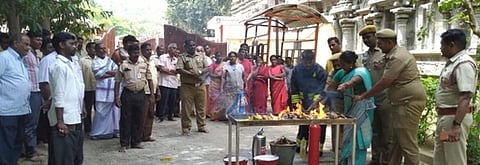 மாவட்ட தீயணைப்பு அலுவலா் குமாா் தலைமையில் நடைபெற்ற தீ தடுப்பு செயல்விளக்கம்.