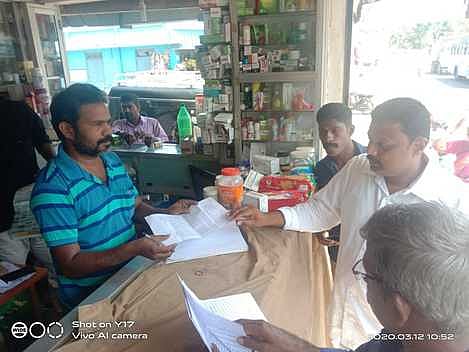 மருந்துகடைகளில் கரோனா வைரஸ் தடுப்பு நடவடிக்கை குறித்து அறிவுரை வழங்குகிறாா் மருத்துவ அலுவலா் கோலப்பன்.