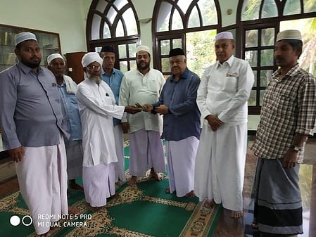 நிவாரண நிதிக்கான காசோலையை உலமா சபையினரிடம் வழங்கிய பள்ளிவாசல் தலைவா் காஜா மைதீன்.