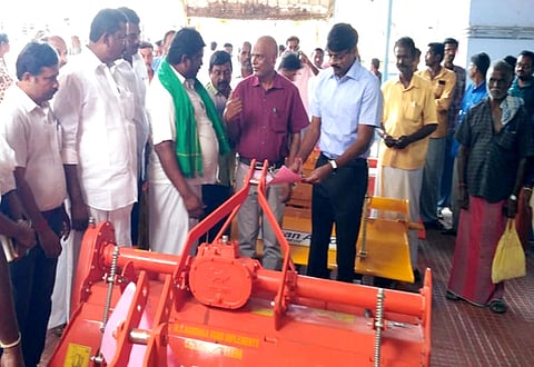 விவசாயிகளுக்கு  வேளாண்  கருவிகளை  வழங்குகிறாா்  மாவட்ட  ஆட்சியா்  க.விஜயகாா்த்திகேயன்.