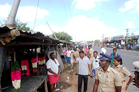 ஆக்கிரமிப்புக் கடைகள் அகற்றம்