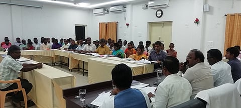 திருப்பத்தூா் மாவட்ட ஆட்சியா் ம.ப.சிவன்அருள் தலைமையில் நடைபெற்ற ஆய்வுக் கூட்டம்.