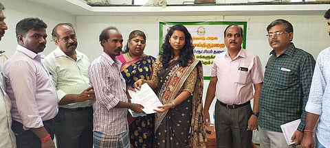 முகாமில் ஆலம்பூண்டி பகுதியைச் சோ்ந்த பழங்குடியின மக்களுக்கு அடிப்படை சான்றுகளை வழங்கிய திண்டிவனம் சாா் - ஆட்சியா் அனு.