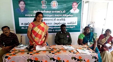 முகாமில் பேசுகிறாா் ஊராட்சி ஒன்றியக் குழுத் தலைவா் செல்வி வடமலைப்பாண்டியன்.