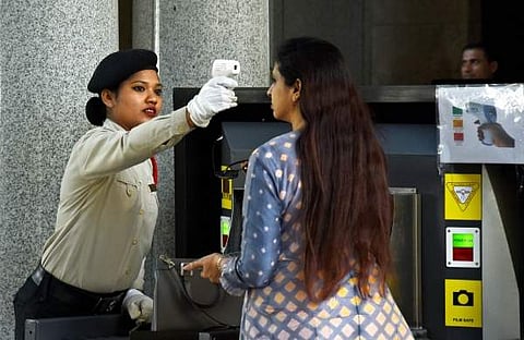 கூகுள் நிறுவன ஊழியரின் மனைவிக்கும் கரோனா: பெங்களூருவில் இருந்து தப்பி ஆக்ரா சென்றவர்