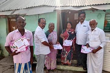 ஆத்தூரில் அ.தி.மு.க. சாதனை விளக்க துண்டுப் பிரசுரங்களை வழங்கிய அ.தி.மு.க. நிா்வாகிகள்.