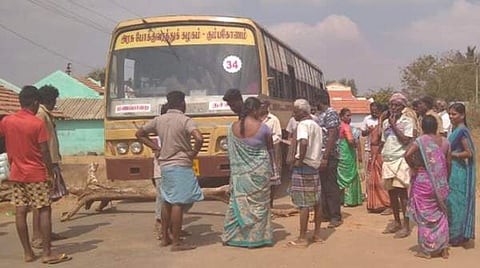 வீரமலைப்பட்டி நத்தம் இடத்தை மீட்டுத் தரக் கோரி அரசு பேருந்துகளை சிறைபிடித்து பொதுமக்கள் சாலை மறியலில் பொதுமக்கள்