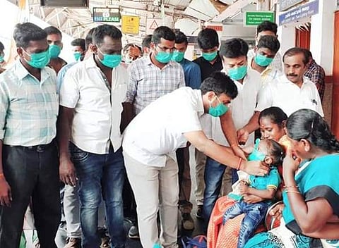 கரோனா: ஈரோடு ரயில் நிலையத்தில் பயணிகளுக்கு இலவச முகக்கவசம்