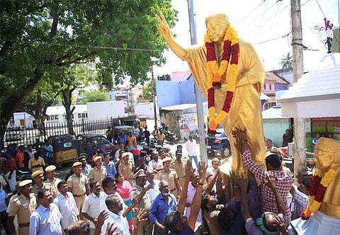 நாகர்கோவிலில் நள்ளிரவில் வைக்கப்பட்ட ஜெயலலிதா சிலை அகற்றம்