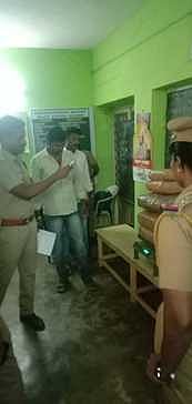 கடலாடி அருகே பாப்பாகுளத்தில் வெள்ளிக்கிழமை ஒரு வீட்டிலிருந்து பறிமுதல் செய்யப்பட்ட 40 கிலோ கஞ்சா மூட்டைகள்.