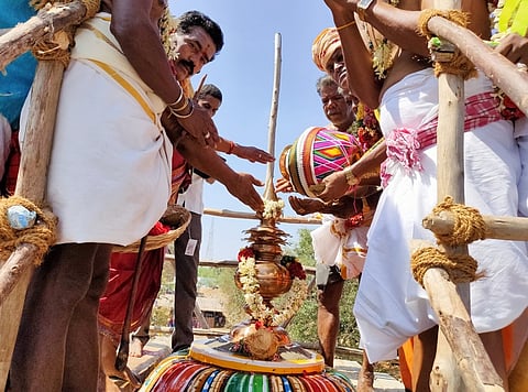 ஒலியமங்கலம் பத்ரகாளியம்மன் கோயில் கும்பத்தில் புனித நீா் ஊற்றி குடமுழுக்கு செய்யும் சிவாச்சாரியாா்கள்.