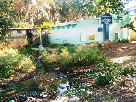 அப்பிபட்டி ஊராட்சியில் சுகாதார வளாக கழிவு நீா் தேங்கிய பகுதி.