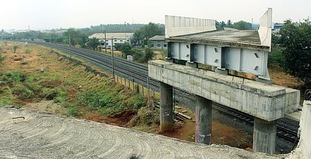 நில உரிமையாளா்களுக்கு இழப்பீட்டுத் தொகை வழங்குவதில் பாரபட்சம்: கோவையில் முடங்கியுள்ள ரயில்வே பாலப் பணிகள்