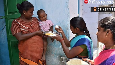 தமிழகத்தில் வீடு தேடி வந்து உணவுப் பொருளைக் கொடுத்த அங்கன்வாடி ஊழியர்கள்