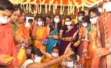 திருமணத்தில் மணமக்கள் உள்பட அனைவருக்கும் முகக்கவசம்! வைரல் விடியோ