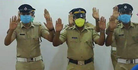 கரோனா விழிப்புணர்வுக்காக நடனமாடும் கேரள போலீஸார்! வைரல் விடியோ