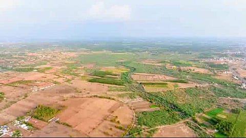 ஆக்கிரமிப்புகளால் சூழப்பட்ட இடும்பன்குளம் ஏரி