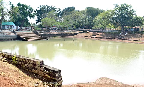 சிவகங்கை மாவட்டம் காரைக்குடி அருகே பாதரக்குடி கிராமத்தில் (குன்றக்குடி சாலையில்) 100 ஆண்டுகளுக்கும் மேலாக பராமரிக்கப்பட்டு வரும் குடிநீர் குளம்.