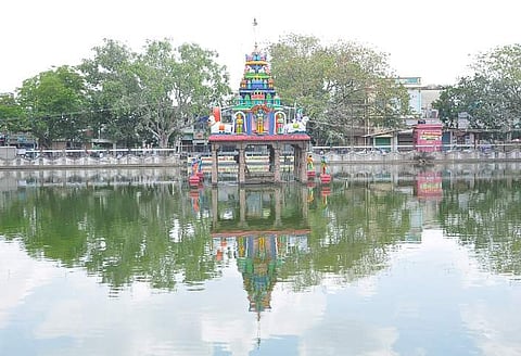 விருதுநகரின் மைய பகுதியில் தண்ணீா் நிரம்பி காணப்படும் தெப்பக்குளம்.