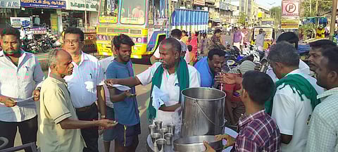 புதுக்கோட்டை பேருந்து நிலையத்தில், பொதுமக்களுக்கு மூலிகை சூப்புகளை இலவசமாக வழங்கி வரும் இயற்கை விவசாயி சா. மூா்த்தி.