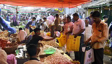 திருச்சி காந்திசந்தையில் சனிக்கிழமை காய்கனிகள் வாங்க குவிந்த மக்கள்.