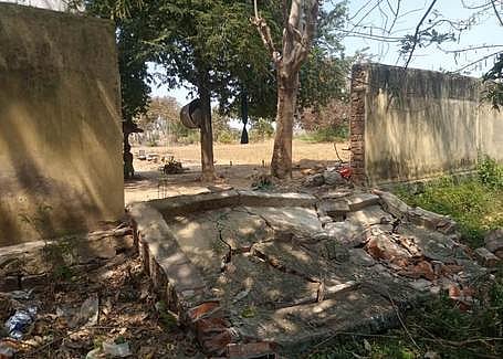 இடிந்து விழுந்த மருத்துவமனை சுற்றுச்சுவா்