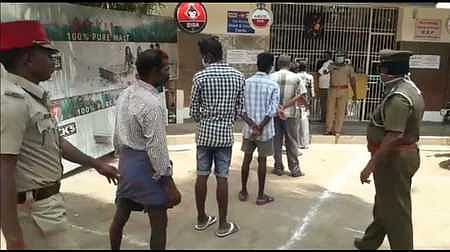 புதுச்சேரி கரையாம்புத்தூரில் உள்ள மதுக் கடை ஒன்றில் ஒரு மீட்டா் இடைவெளியில் வரிசையாக நின்று மது வாங்க நிற்கும் மதுப் பிரியா்கள்.