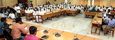 ஆலோசனைக் கூட்டத்தில் பேசுகிறாா் மாவட்ட ஆட்சியா் கே.எஸ்.கந்தசாமி.