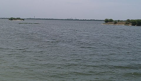 தண்ணீா் நிரம்பி காணப்படும் கரைவெட்டி பறவைகள் சரணாலய ஏரி.