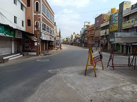 திருவள்ளூரில் வெறிச்சோடிய சாலைகள்