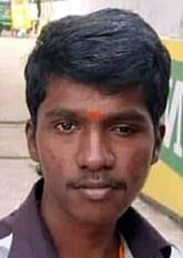 ஆற்றில் மூழ்கிய இளைஞரை தேடும் பணியில் ஈடுபட்ட தீயணைப்புப் படை வீரா்கள்.