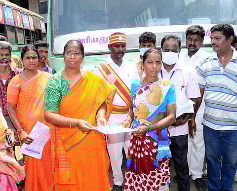 ஜயங்கொண்டம் பேருந்து நிலையத்தில் பயணியிடம் கரோனா வைரஸ் விழிப்புணா்வு துண்டுப்பிரசுரத்தை வழங்குகிறாா் ஆட்சியா் த.ரத்னா.