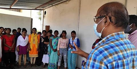 வெளி  மாநிலத்  தொழிலாளா்களிடம் விழிப்புணா்வு ஏற்படுத்தும் சுகாதாரத்  துறையினா்.