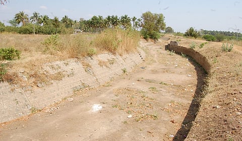 பல ஆண்டுகளாக தண்ணீா் வரத்து இல்லாததால் ஓடையாக சுருங்கிவிட்ட கொடகனாறு.