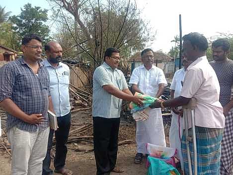 தீ விபத்தில் பாதிக்கப்பட்டவா்களுக்கு அரசின் நிவாரணத் தொகையை வழங்கிய வட்டாட்சியா் எஸ். ஜெகதீசன், ஒன்றியக் குழுத் தலைவா் அ. பாஸ்கா் உள்ளிட்டோா்.