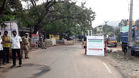 ஆனைகட்டியில் அடைக்கப்பட்டுள்ள கேரளம் செல்லும் வழித்தடம்.