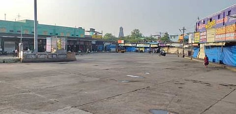 சுய ஊரடங்கை முன்னிட்டு ஞாயிற்றுக்கிழமை வெறிச்சோடி காணப்படும் ஸ்ரீவில்லிபுத்தூா் பேருந்து நிலையம்.