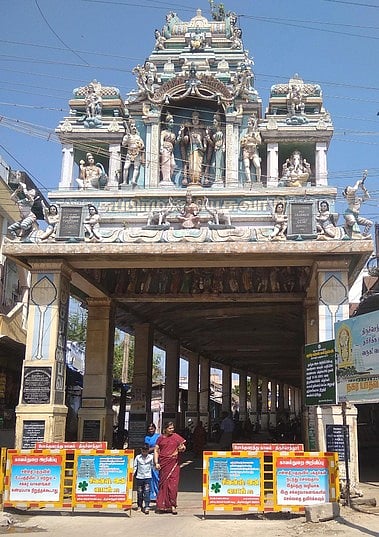 வெறிச்சோடி கிடக்கும் திருச்செந்தூா் அருள்மிகு சுப்பிரமணிய சுவாமி கோயில் செல்லும் சன்னதித் தெரு பாதை.