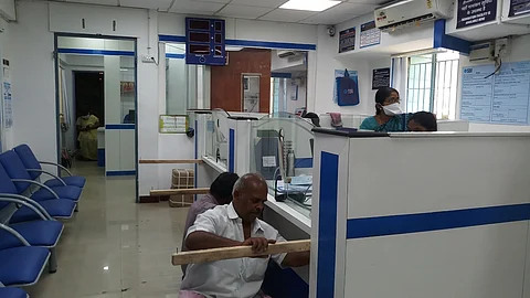 வங்கிகளின் வாடிக்கையாளா் சேவை தரம் மேம்பட வேண்டும்: நிதியமைச்சகச் செயலா்