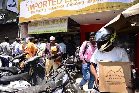 டாஸ்மாக் கடைகளில் கூடும் மதுப்பிரியர்கள்