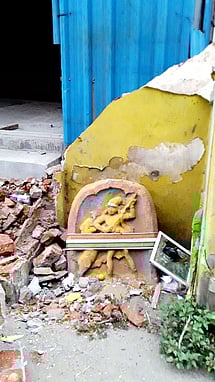 சேலம் அம்மாபேட்டை சாலையில் மா்ம நபா்களால் சனிக்கிழமை இடிக்கப்பட்ட 400 ஆண்டுகள் பழமையான புலிகுத்தி நடுகல்.